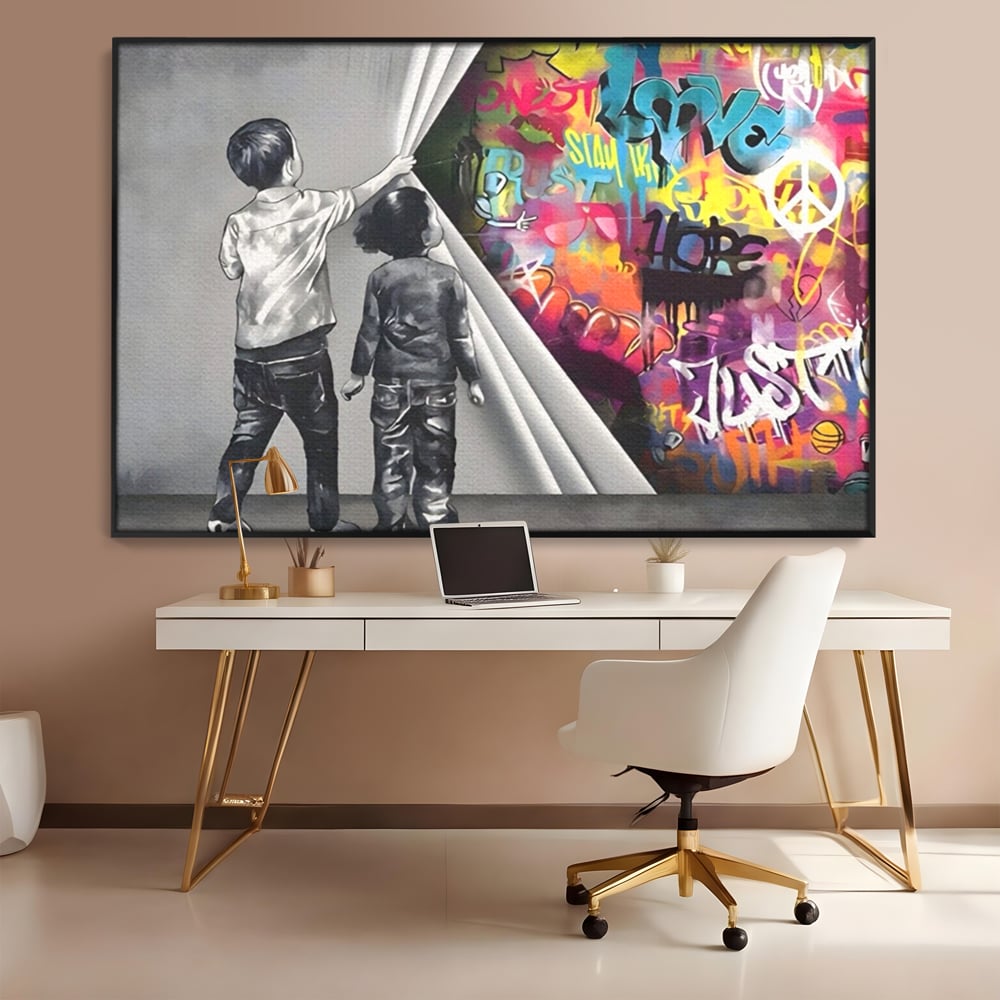 Tablou canvas cu tablou canvas cu copii si perete grafitti, in rama de aluminiu negru, pe perete intr-un birou